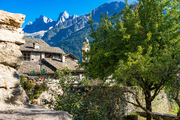 CH / Engadin / Bergell / Soglio; Berdorf mit alten Steinhäusern und engen Gassen; grandiose, märchenhafte Berglandschaft im Engadin; Blick vom Bergdorf Soglio