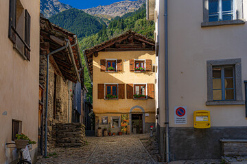 CH / Engadin / Bergell / Soglio; Berdorf mit alten Steinh&auml;usern und engen Gassen; grandiose, m&auml;rchenhafte Berglandschaft im Engadin; Blick vom Bergdorf Soglio