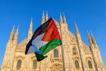 Milano Piazza Duomo con bandiere della Palestina, 19 settembre 2025
