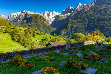 CH / Engadin / Bergell / Soglio; grandiose, märchenhafte Berglandschaft im Engadin; Blick vom Bergdorf Soglio; Friedhof des Bergdorfs umgeben von grandioser Bergkulisse