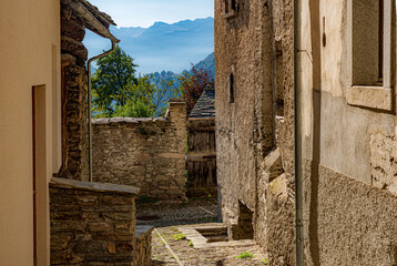 CH / Engadin / Bergell; pittoreskes Bergdorf Soglio im Bergell umgeben von märchenhafter Berglandschaft, Alpenlandschaft mit klarer, steiler Bergkulisse