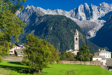 CH / Engadin / Bergell; pittoreskes Bergdorf Soglio im Bergell umgeben von märchenhafter Berglandschaft, Alpenlandschaft mit klarer, steiler Bergkulisse