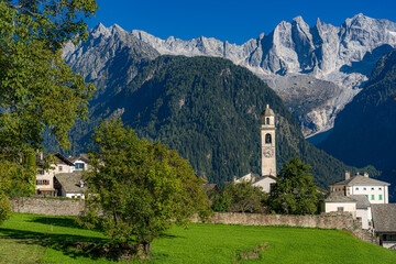CH / Engadin / Bergell; pittoreskes Bergdorf Soglio im Bergell umgeben von märchenhafter Berglandschaft, Alpenlandschaft mit klarer, steiler Bergkulisse