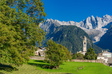 CH / Engadin / Bergell; pittoreskes Bergdorf Soglio im Bergell umgeben von märchenhafter Berglandschaft, Alpenlandschaft mit klarer, steiler Bergkulisse