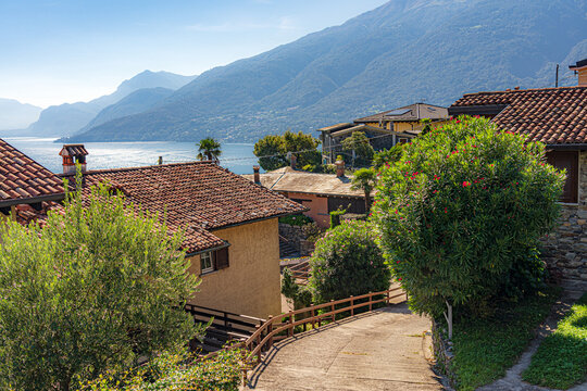Morgenstimmung am Lago di Como mit spiegelnder Wasserfl&auml;che; Blick von Olgiasca nach S&uuml;den - auf  Menaggio; Dervio und Bellano