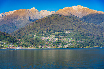 pittoreske Seelandschaft an der Nordspitze des  Lago di Como; Blick von der Halbinsel Olgiasca auf das Westufer mit Domaso und Gravedona