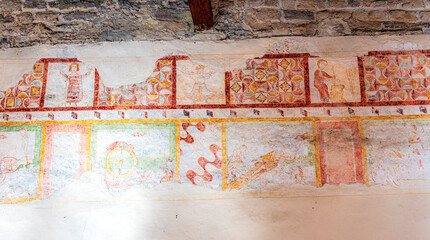 Fresko im Kreuzgang des  Zisterzienser-Klosters Santa Maria di Piona auf der Halbinsel Olgiasca am Comer See; Italien, Lombardei, Lago di Como; Darstellungen bäuerlichen Alltags in einem Kalender