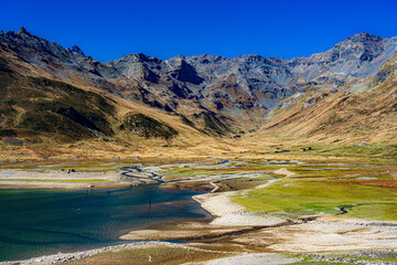 hochalpine, einsame Landschaft vor dem Splügenpass am Lago die Montespluge mit der Tambo-Gruppe, mit Piz di Pian, Piz Ferré und Piz Tambo (vlnr)