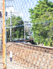 日本の鉄道のカーブした線路。青空と新緑の風景