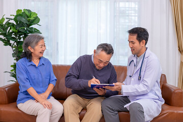 Obraz premium health care worker asking a senior patient signing informed consent before getting medical procedure,test or examination