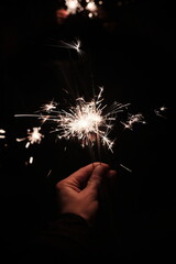 Funken sprühende Wunderkerze im POV an Silvester