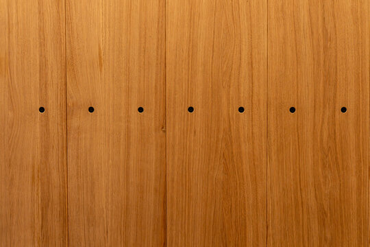 Mur en bois d&eacute;coratif pr&eacute;sentant des points noirs align&eacute;s en lignes r&eacute;guli&egrave;res, cr&eacute;ant un motif graphique moderne et une texture visuelle originale.