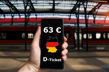 Das Deutschlandticket (D-Ticket) kostet ab 2026 nun 63 Euro statt 58 Euro. Digitale Fahrkarte auf dem Smartphone für den bundesweiten ÖPNV und Regionalverkehr. Symbolbild zur Preiserhöhung im ÖPNV