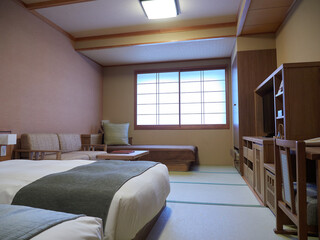 清潔なホテルの客室のベッドルームの風景