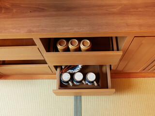 観光地のホテルの和風家具とお茶セットの様子