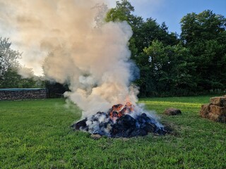 Fototapeta premium Stark qualmendes Lagerfeuer