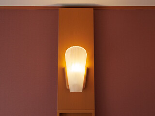 和風ホテルの廊下の壁とライトの様子