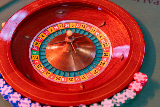 Table de jeux avec jetons de poker color&eacute;s, illustrant une partie de casino ou de poker en cours dans une ambiance ludique.