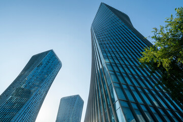 Obraz premium Looking up at the skyscraper in the financial center