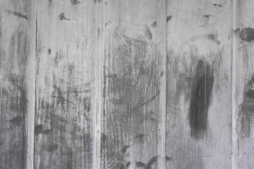 Obraz premium Weathered wooden wall with textured surface showing scratches and marks in a rustic setting