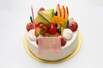 フルーツが沢山乗った誕生日ケーキ
