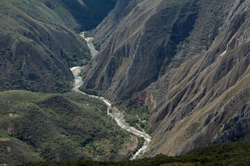 From the Mirador de Huancas, the Sonche Canyon reveals its breathtaking depth and immensity. Sheer cliffs plunge into the valley below, while the vast Andean landscape stretches beyond