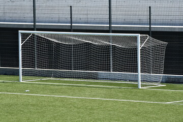 Baliza com rede num campo de futebol © Marco