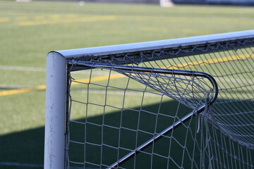 Baliza com rede num campo de futebol