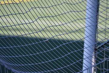 Baliza com rede num campo de futebol