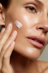 Frau tr?gt Creme auf Gesicht auf - Hautpflege Behandlung, Beauty-Konzept