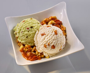 Eisteller mit Eiskugeln gemischt mit Nusseis, Eiscreme, Nusseis, Pistazieneis, gehackte Nüsse, 