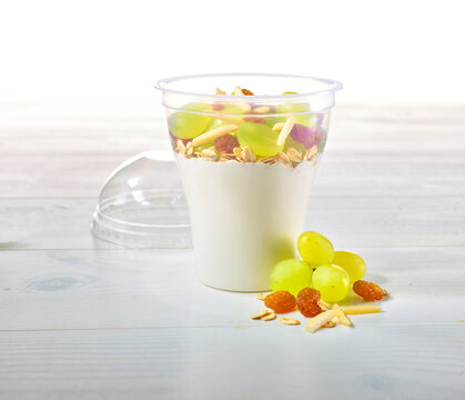 Joghurt Becher To Go mit Weintrauben, Joghurtdessert, Obstbecher, Dessert, Weintrauben, Rosinen, 