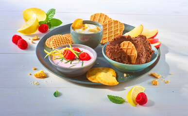 Suesse Mezze mit Himbeeren und Quarkcreme, Kekse, Obst, Himbeeren, Dessert, 