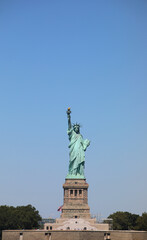 Fototapeta premium vertical photo with customizable space above of the statue of liberty in new york city