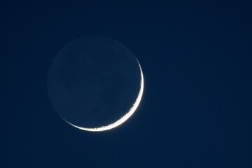 薄く光る三日月の夜