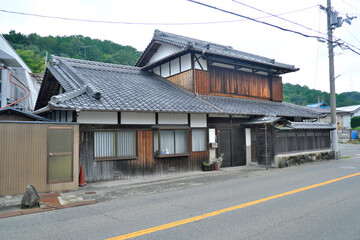 Naklejka premium Japanese house, traditional architecture, kominka, Japanese style, Japan, house, building, tiled roof, traditional, scenic, background, countryside, suburban, wooden, thatched roof, historic, cultural