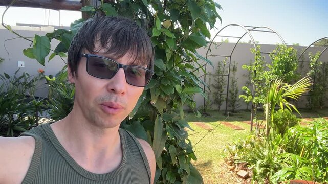 homem falando no jardim 