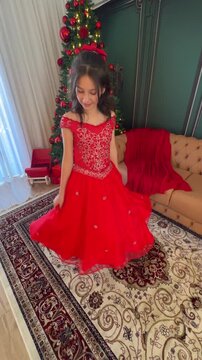 garota celebra o natal usando vestido vermelho cl&aacute;ssico