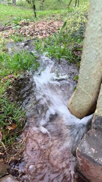 cascata &aacute;gua da chuva passando pela calha 