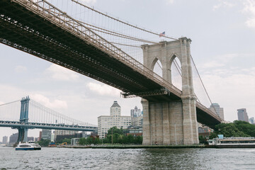 Obraz premium View of Brooklyn Bridge and Manhattan Bridge over the East River on a sunny day