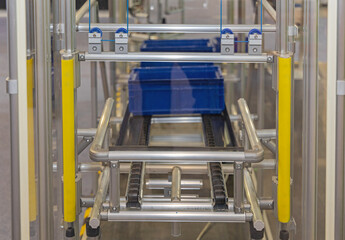 Vertical Conveyor Elevator Crate Lift in Packaging Factory