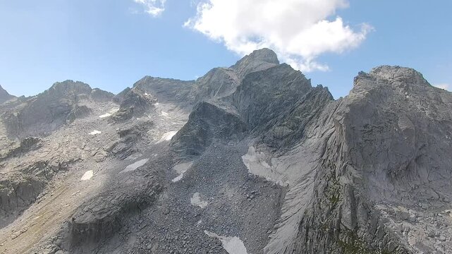 Pizzo Ligoncio sulle Alpi Retiche in Val Masino, panorami montani spettacolari tra vette alpine