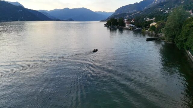 barca con pescatore sul Lago di Como