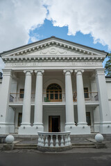 Obraz premium Classical white mansion with Corinthian columns and decorative pediment in Peredelkino, Russia