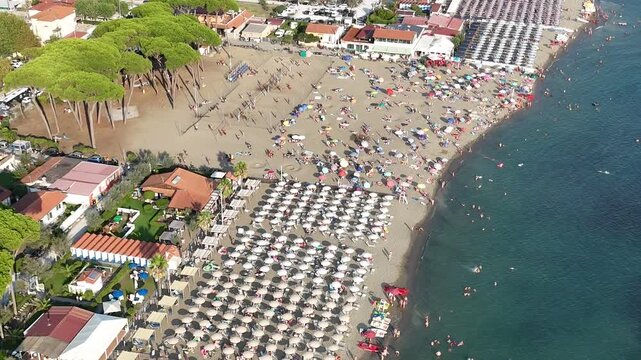 Vista aerea delle spiagge di Partaccia in Toscana, famosa localit&agrave; balneare con stabilimenti, ombrelloni e mare limpido