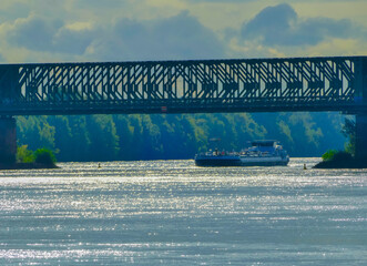 Frachtschiff auf Rhein unter Südbrücke Mainz Deutschland