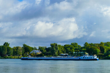Frachschiff auf Rhein zwischen Mainz und Wiesbaden