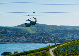 Seilbahn Rüdesheim über Weinweg mit Blick nach Bingen am Rhein