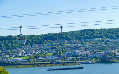 Seilbahngondeln über Rhein mit Frachtschiff vor Bingen Deutschland
