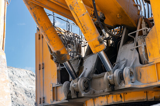 Pneumatic piston for machinery technology. Machine for lifting load and hydraulic forces.